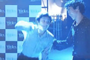 THE ICEでの共演を終え、バックヤードで談笑するネイサン・チェン選手と宇野昌磨選手。世界トップスケーターが魅せた熱演の後の和やかなひととき