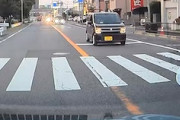 【大阪】横断歩道で停止した車の左をすり抜ける信じられない軽自動車が撮影される。