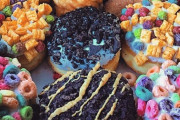 【画像】アメリカのドーナツがカラフルで旨そう。お前らが思ってる3倍カラフルで旨そう