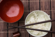 「茶碗にご飯粒残す」のはマナー違反？SNSで論争