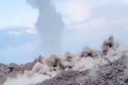【動画】ほぼ目の前。極めて近い場所から撮影された火山噴火の瞬間。