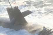 海自潜水艦と貨物船の衝突事故、潜望鏡深度まで浮上中に接触…ソナーなどによる見張りにミスか！