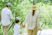 来月家族旅行に行くんだけど、嫁が1晩旅先に住んでる友人と飲みに行きたいから子供達の面倒見てて欲しいと言ってきた　その友人は毎月うちに泊まりに来るのに…