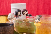 「鬼滅の刃」コップに飾れるマスコット“お茶友シリーズ”登場！コップの上によじ登る炭治郎など…可愛すぎるシチュを再現しよう