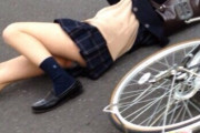 自転車で転んだミニスカJKさん、パンチラをサービスしてしまうｗｗｗｗｗｗｗ【他112枚】