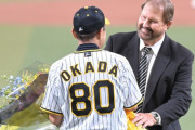 元阪神のバース氏が殿堂入り表彰　ニッコニコの岡田監督から花束受け取り「すべてのチームメートがよくしてくれた」