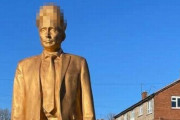 【イギリス】男性器の頭をしたプーチン像が完成。人々が喜んで卵をぶつける