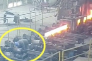 【動画】製鉄所の事故。真っ赤に熱せられた鉄骨に襲われた作業員の映像が(°_°)