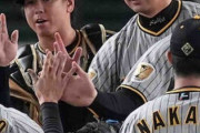 阪神・岩崎　前日苦投の残像払う快投で5セーブ目！「昨日は昨日。今日は今日」勝利のハイタッチ