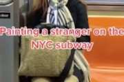 同じ電車に乗り合わせた女性の姿を描き、絵をプレゼントした結果…海外の反応