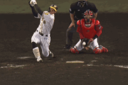 【GIF】阪神・佐藤輝明さん（22）の空振り三振、一線を越える