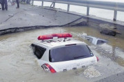 「陥没した道路に車が水没した」と通報、駆けつけたパトカーも同じ穴にwwwwww