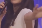 【丸魅せMovie×2】齋藤飛鳥が袖から『腋』をガッツリ魅せ！さらにその奥に見えるのはwwwwwwwwwww