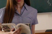 【画像】女教師さん、うっかりスケスケな服で授業をしてしまう