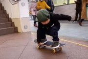 3歳の日本の男の子がスケボーの練習に励む姿に海外が感動　「勇敢な子だ」　海外の反応