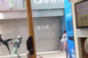 海外「ライダーキックかな」 香港人の飛び蹴りが警察にクリーンヒットする動画が話題に