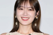 元乃木坂46高山一実、美脚際立つミニスカコーデの駅ショットに反響「スタイルの良さが引き立ってる」「ホームに普通にいるのびっくり」