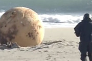 海外「冥王星だ！」「ゴジラの卵！」「中国のバルーンだろ！」「ただのブイにしか見えんが…」静岡県浜松の海岸に謎の鉄球（海外の反応）
