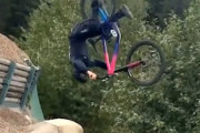 【動画】その落ち方はマズい。MTBでジャンプしようとした男性が何故か真下に・・・。