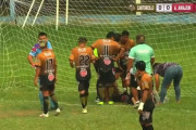 【動画】ペルーのサッカー選手、試合中に放尿してしまいレッドカードを貰うｗｗｗ