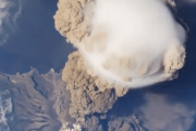 海外「広島の原爆！？」日本付近にある芙蓉山の噴火を国際宇宙ステーションが撮影