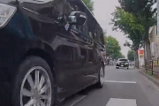 【動画】すり抜けバイクさん、反撃を食らい最悪の結末に