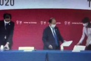 【悲報】東京五輪組織委員会、会見で「おっさん委員が座る椅子を引くためだけ」に女性職員を登場させて炎上