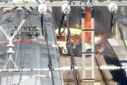 【動画】新祝園駅で列車と衝突した車が大炎上して近鉄京都線がオワタ。