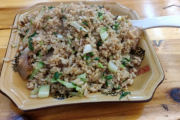 【悲報】アホ「本場の炒飯はパラパラ」ワイ「ではワイが中国旅行中に食べた炒飯をご覧ください」