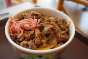 【ドン引き】牛丼屋に赤ん坊を連れの母親が来店して店内の空気がピリついた。母親「テイクアウトで」友人「非常識だなぁ」母親(ムッ)
