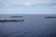 大西洋で編隊を組んで航行する3隻の米海軍空母…最新型の「ジェラルド・R・フォード」も！