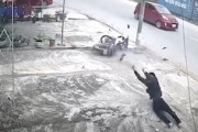 【動画】これは奇跡のベトナム人。高速で電柱に突っ込んだバイクの若者が・・・。