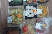 【悲報】ワイ、とんでもない量のお惣菜を激安で入手してしまう…