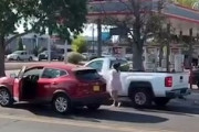 【動画】アメリカで撮影されたバット女とジジイの交通トラブルがｗｗｗ