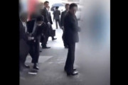 【岸田総理襲撃】爆発物を蹴り飛ばした先に多くの聴衆が、SPの迅速な行動に賛否両論