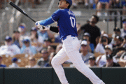 ドジャース・大谷翔平がオープン戦初戦でいきなり衝撃の本塁打　「２番・ＤＨ」で開幕まで死角なし