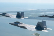チャールストン上空を米空軍のF-22ラプター戦闘機とT-38Aタロン練習機が編隊飛行！
