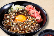 富士そば、鳥羽周作氏とコラボ 「月見うま肉そば・うどん」（単品850円）を販売開始
