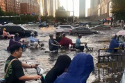 【動画あり】中国人が洪水の中をバイクで爆走ｗｗｗ