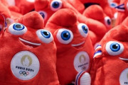 パリ五輪のマスコットがキモいと話題に、ぬいぐるみは中国製でデザイン嘲笑「クリ〇リスみたい」ｗｗｗｗ