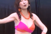 【動画】森口博子、ビキニ姿でゆさゆさ揺らしながら歌って踊る