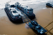 中国海軍のエアクッション型揚陸艇で05式水陸両用歩兵戦闘車を海上輸送！