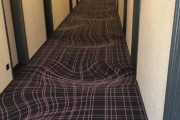 歩くのが怖すぎる！ドイツのホテルに敷かれた錯視柄のカーペットにネットがくらくら