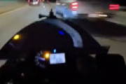 【動画】 バイク乗り女さん、高速道路でコケて泣き叫んでしまう・・ 衝撃動画が流出