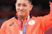 【投稿】金メダルが決まっても表情さえ変えず静かに一礼し、まず相手のコーチの前で正座して一礼。その後は舞台の中央で正座し……。