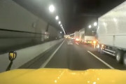 【東京】ハイウェイパトロールが捉えた大型貨物の玉突き事故の瞬間。