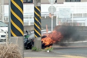 何が起きた。神奈川で走行中に火が出て燃えてしまうバイクが目撃される。