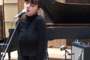 池田エライザのGカップ歌唱動画が艶すぎるッ　黒ニットを突き破る破壊力！