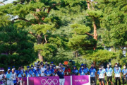 「奇妙だな」東京五輪のゴルフ、ボランティアに扮したギャラリーで密（海外の反応）