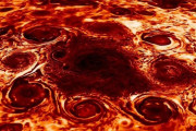 木星の北極に鎮座する9つのサイクロン、ずっとこの位置にあるのはなぜ？